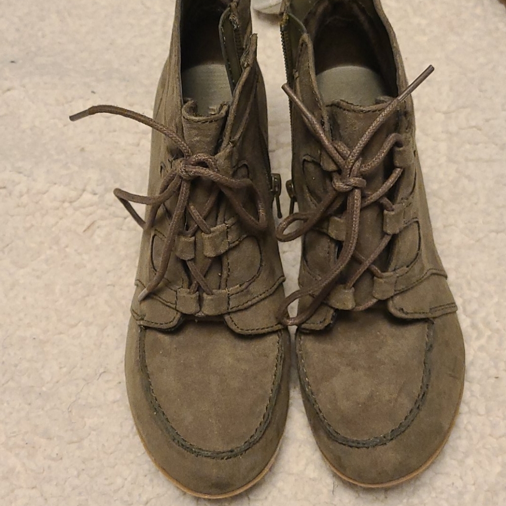 Maurice's olive green fake suede wedge 7